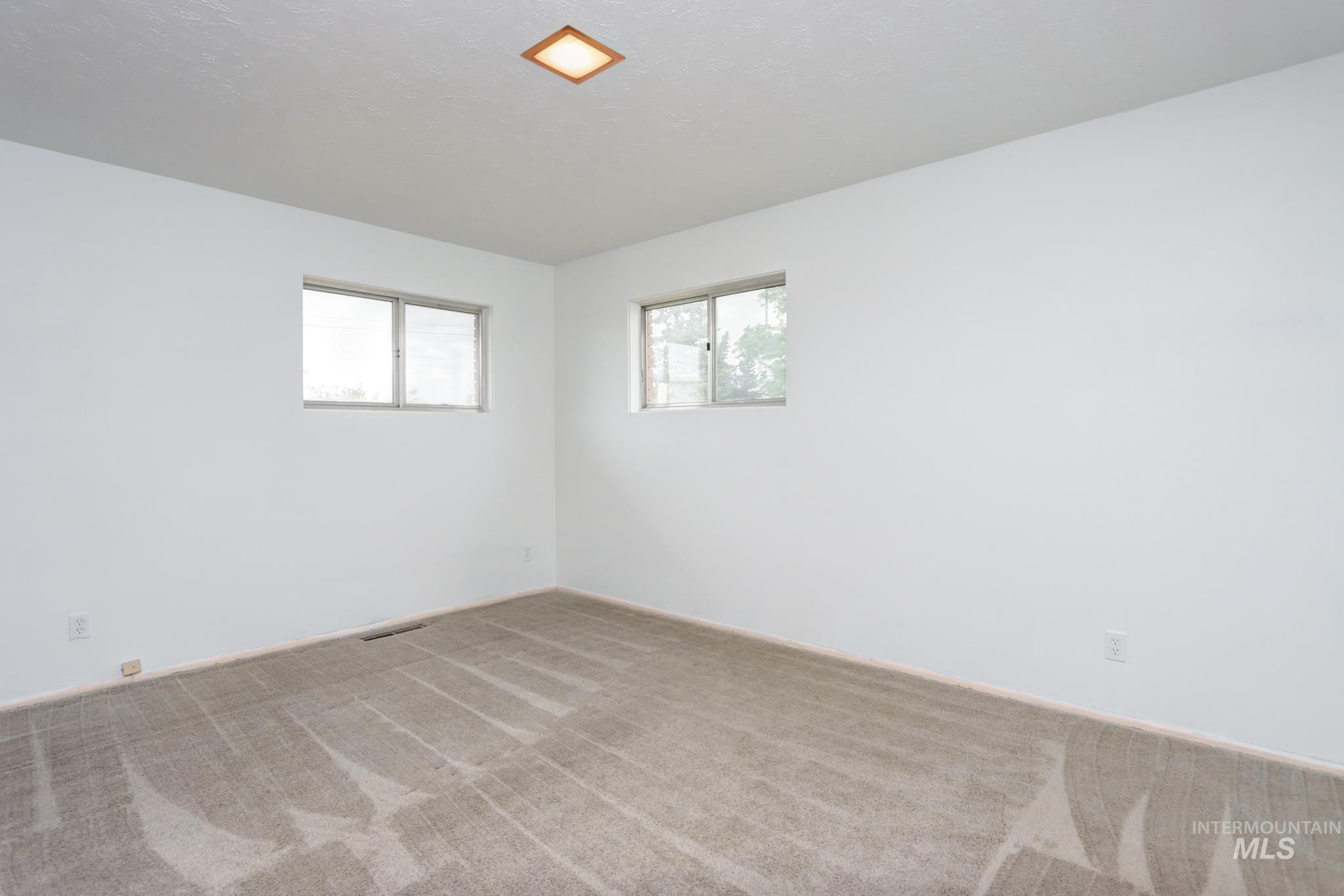 801 Thompson Avenue Nyssa, OR 97913 - Photo 15 of 46 Neutral tone carpeting complemented by white walls and trim