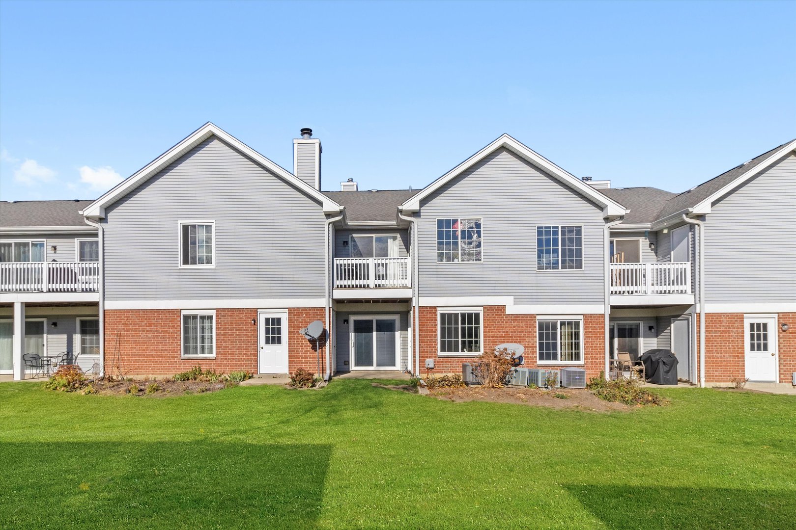 1615 West Hawkes Street, Unit 5 Arlington Heights, IL 60004 - Photo 3 of 17 a view of a yard in front of a house