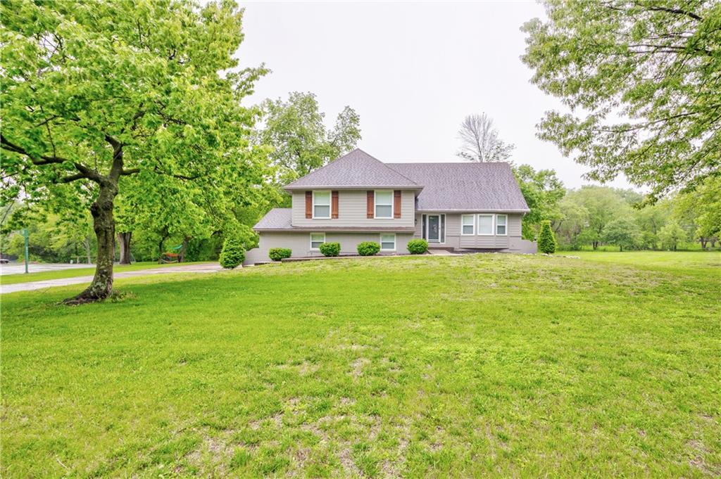 16402 Riggs Road Stilwell, KS 66085 - Photo 2 of 33 Gallery Image 2