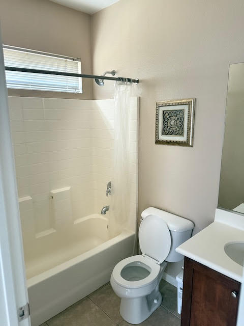 84476 Ruebens Way Coachella, CA 92236 - Photo 40 of 47 a bathroom with a toilet and a bathtub