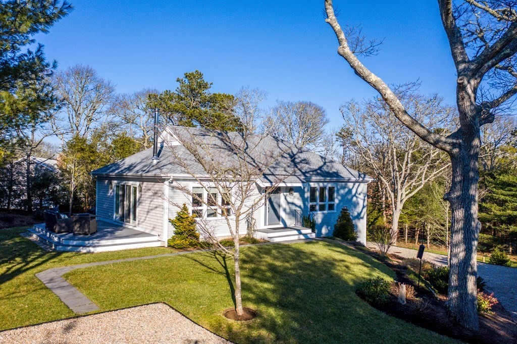 a view of a house with a yard