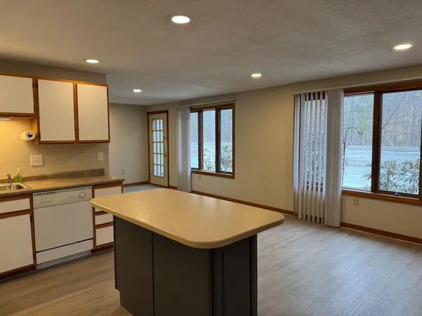 $1,875 | 1187 New Hampshire Rte 175, Unit 2, Holderness, NH 03245