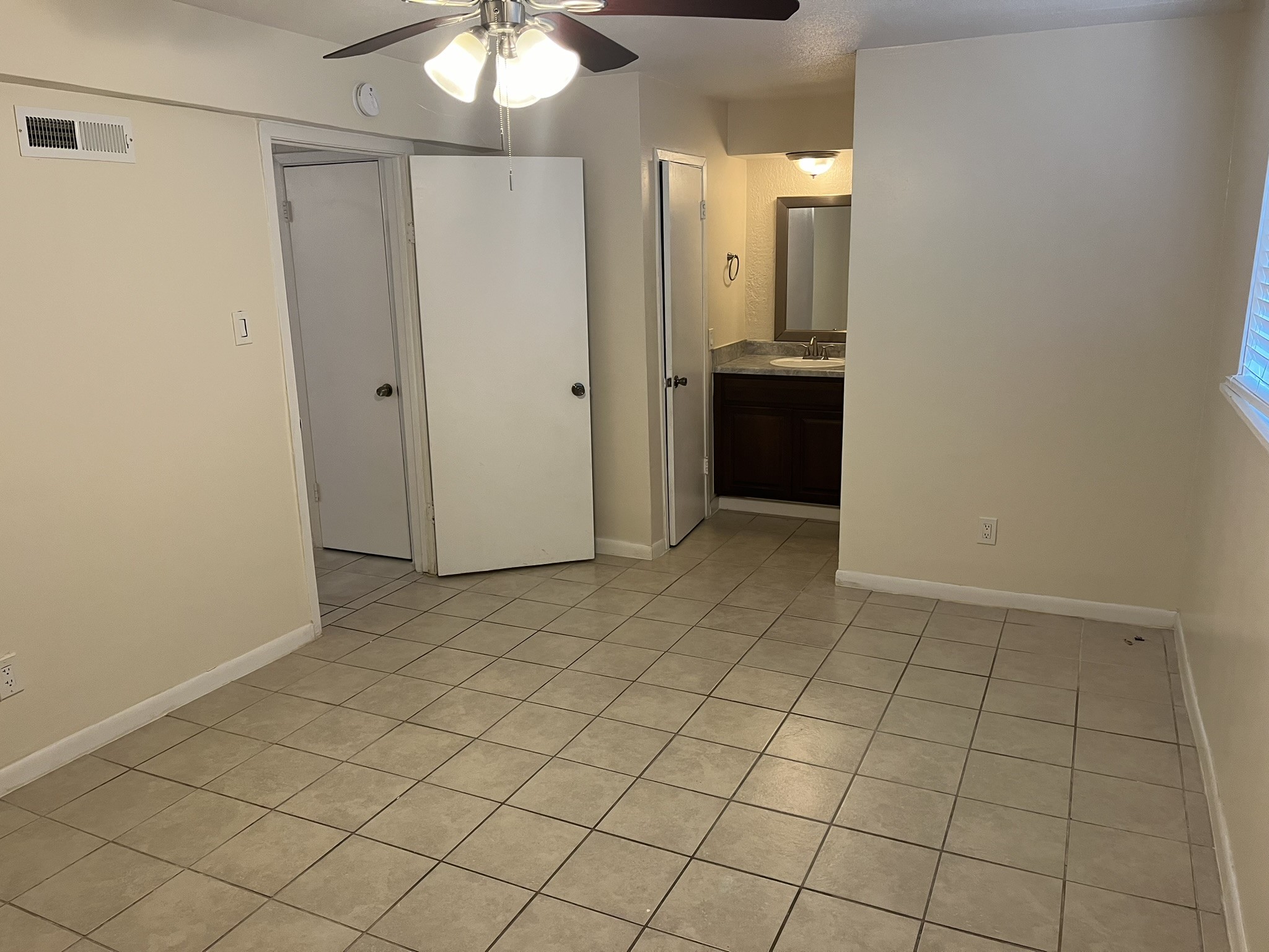 1275 Witte Road, Unit 14 Houston, TX 77055 - Photo 12 of 13 an empty room with cabinet and mirror