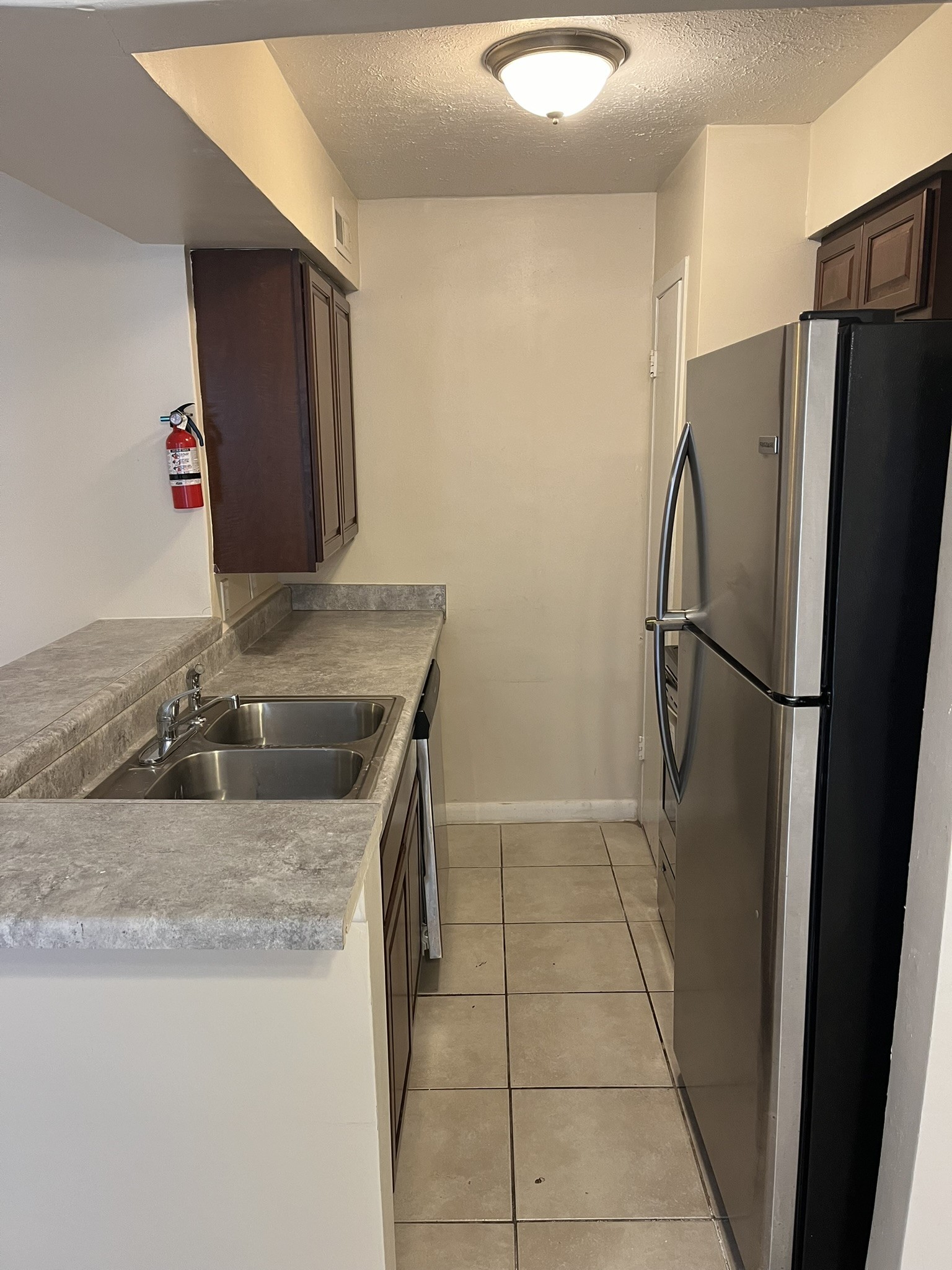 1275 Witte Road, Unit 14 Houston, TX 77055 - Photo 9 of 13 a kitchen with granite countertop a refrigerator and a sink