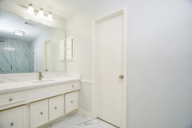 $370,000 | 606 North Eldridge Parkway, Unit 3, Houston, TX 77079