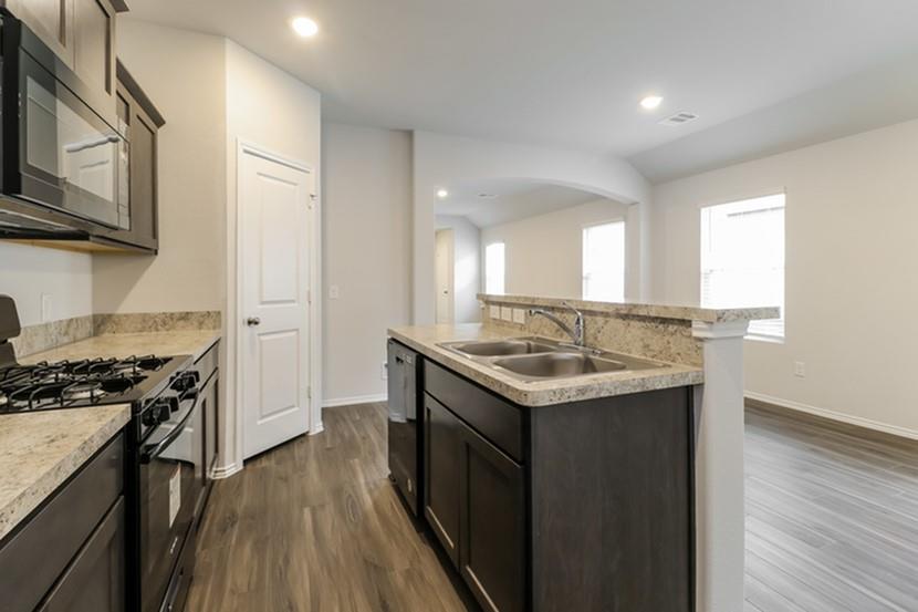 1401 Mark Lane Ennis, TX 75119 - Photo 2 of 13