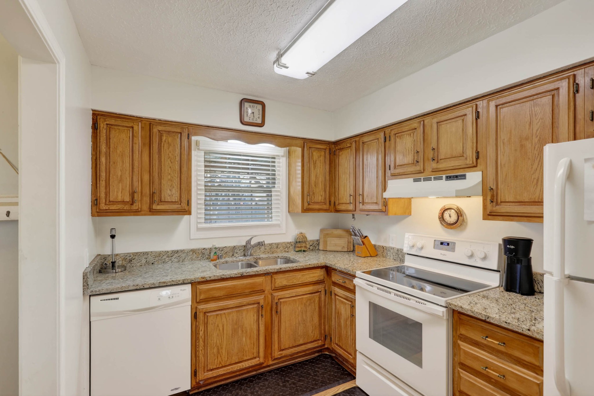 257 North Fairway Road Franklin, KY 42134 - Photo 6 of 30 a kitchen with granite countertop a sink stove and cabinets