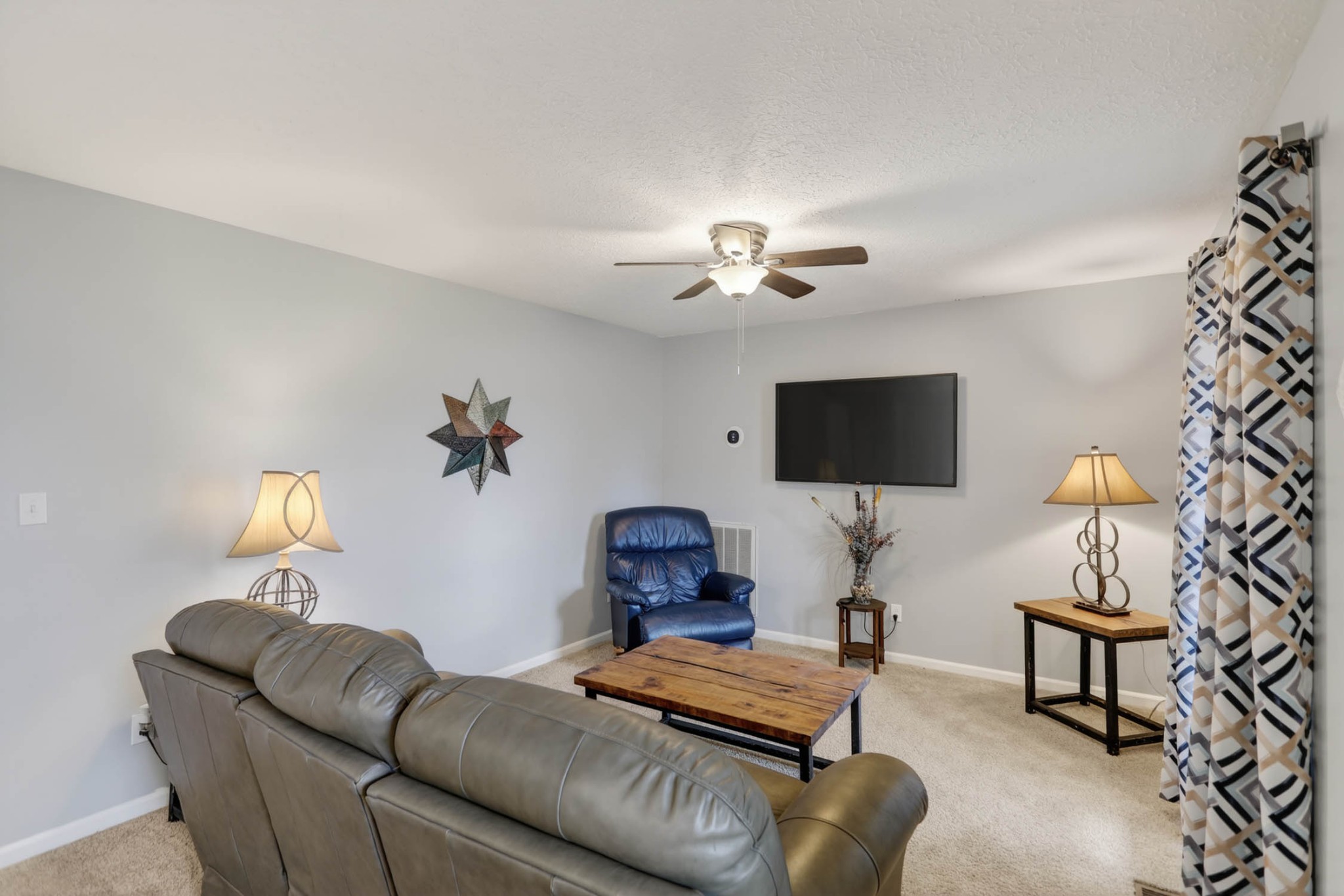 257 North Fairway Road Franklin, KY 42134 - Photo 10 of 30 a living room with furniture and a lamp