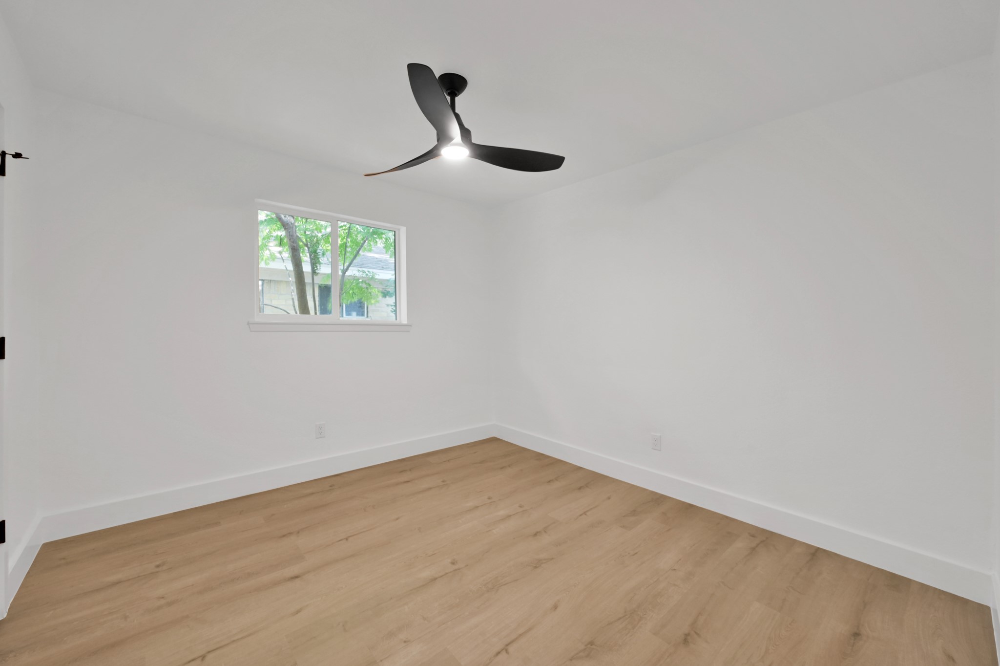 5015 Monteith Drive Spring, TX 77373 - Photo 25 of 44 a view of empty room with windows