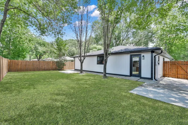 a view of a house with a backyard