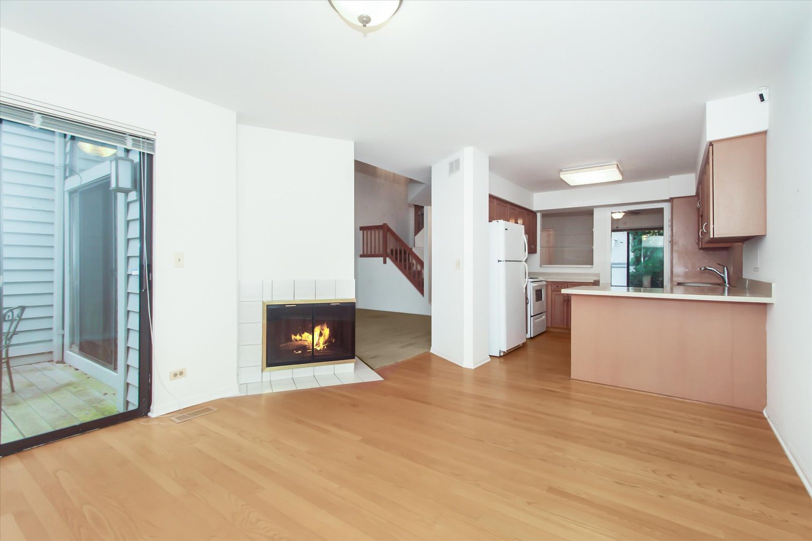 928 Longmeadow Court, Unit 1016 Barrington, IL 60010 - Photo 11 of 32 a view of a kitchen and an entryway