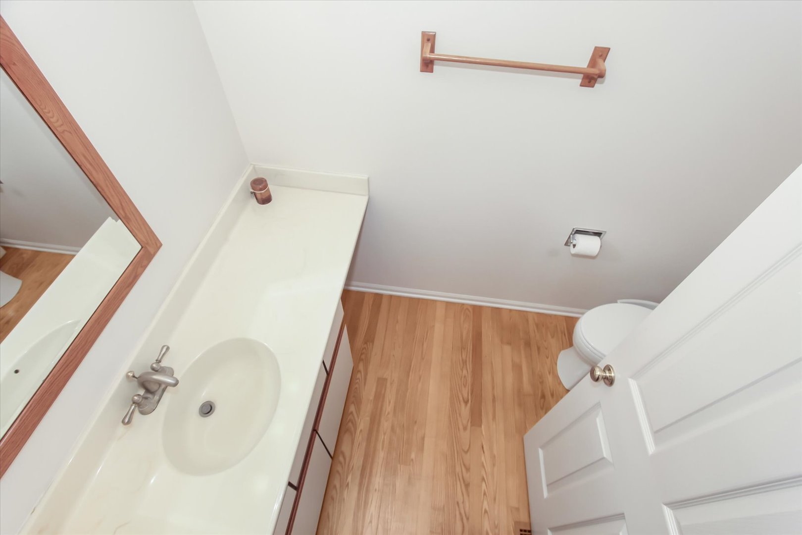 928 Longmeadow Court, Unit 1016 Barrington, IL 60010 - Photo 24 of 32 a bathroom with a tub and shower