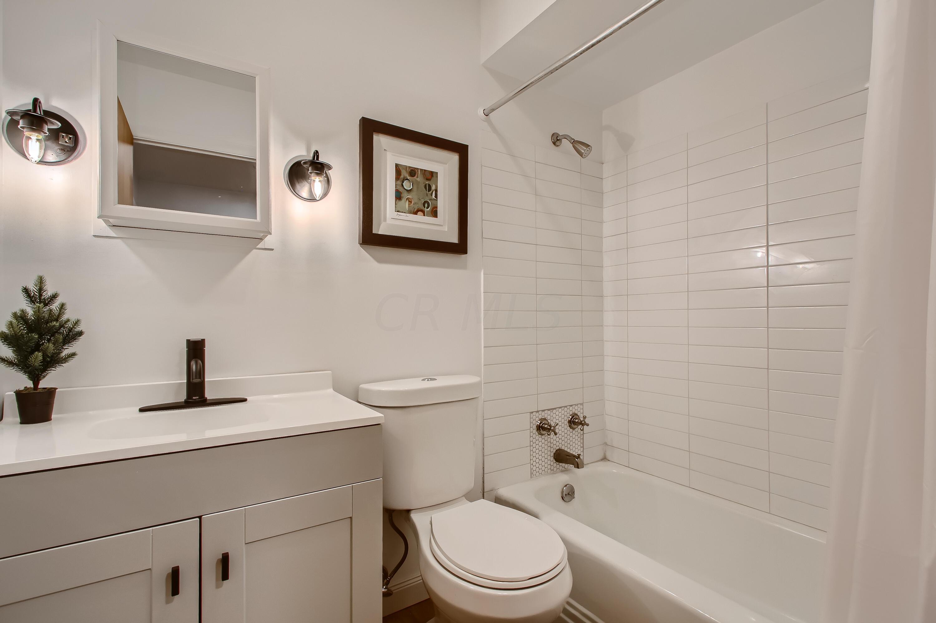 1781 Fishinger Road Columbus, OH 43221 - Photo 18 of 29 25 Bathroom