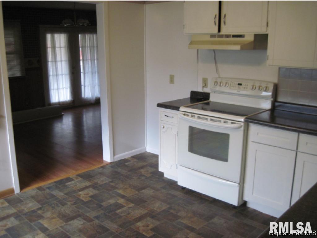 1319 Lincoln Road Monmouth, IL 61462 - Photo 5 of 27 Gallery Image 5