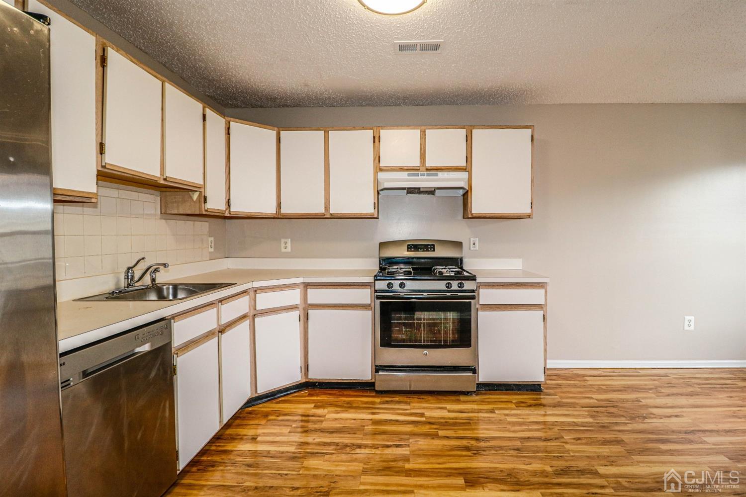 235 Prestwick Way Edison, NJ 08820 - Photo 10 of 32 Gallery Image 10