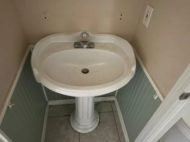 a bathroom with a toilet and a bathtub