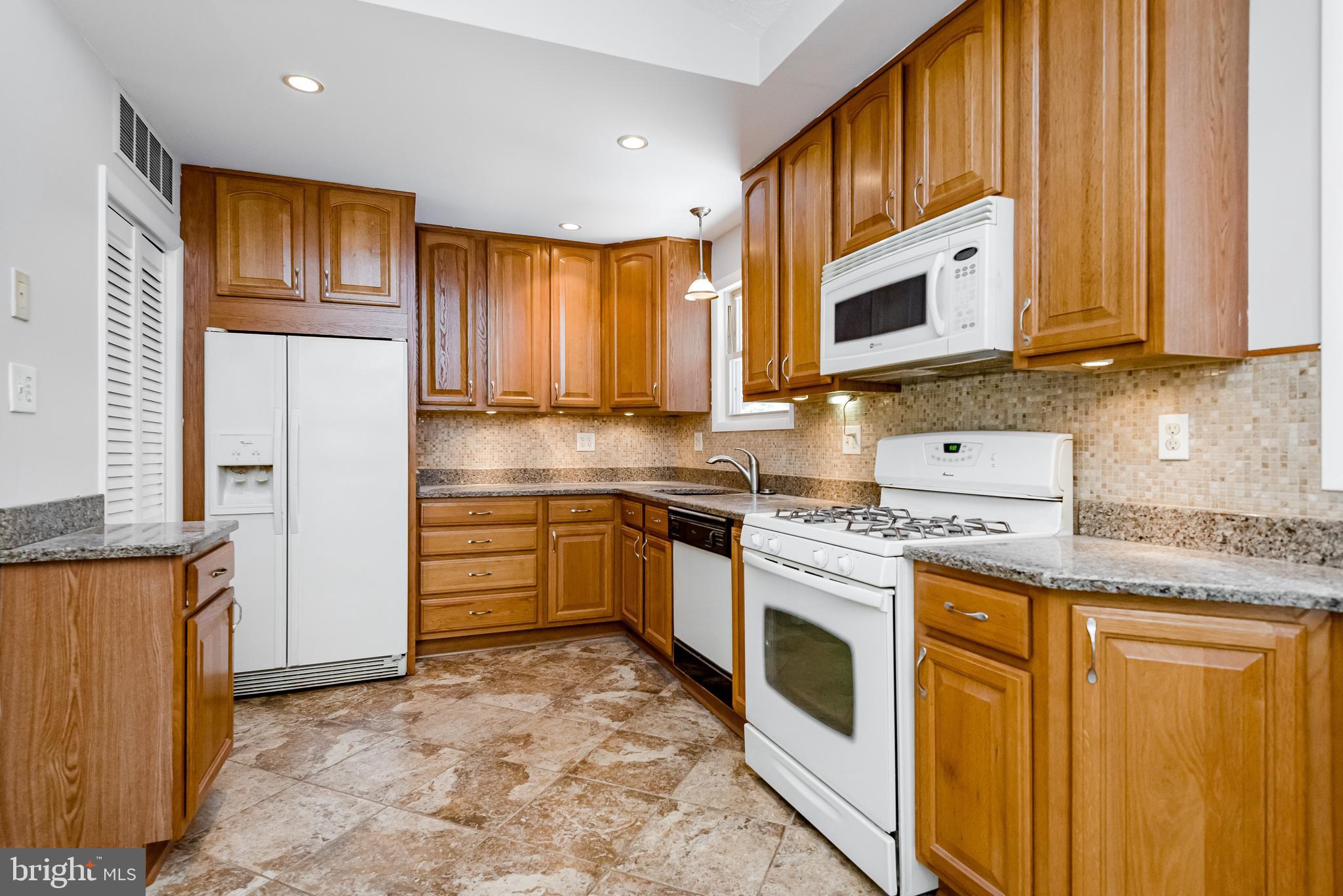 13305 Santa Anita Road Laurel, MD 20708 - Photo 10 of 42 Granite & back splash
