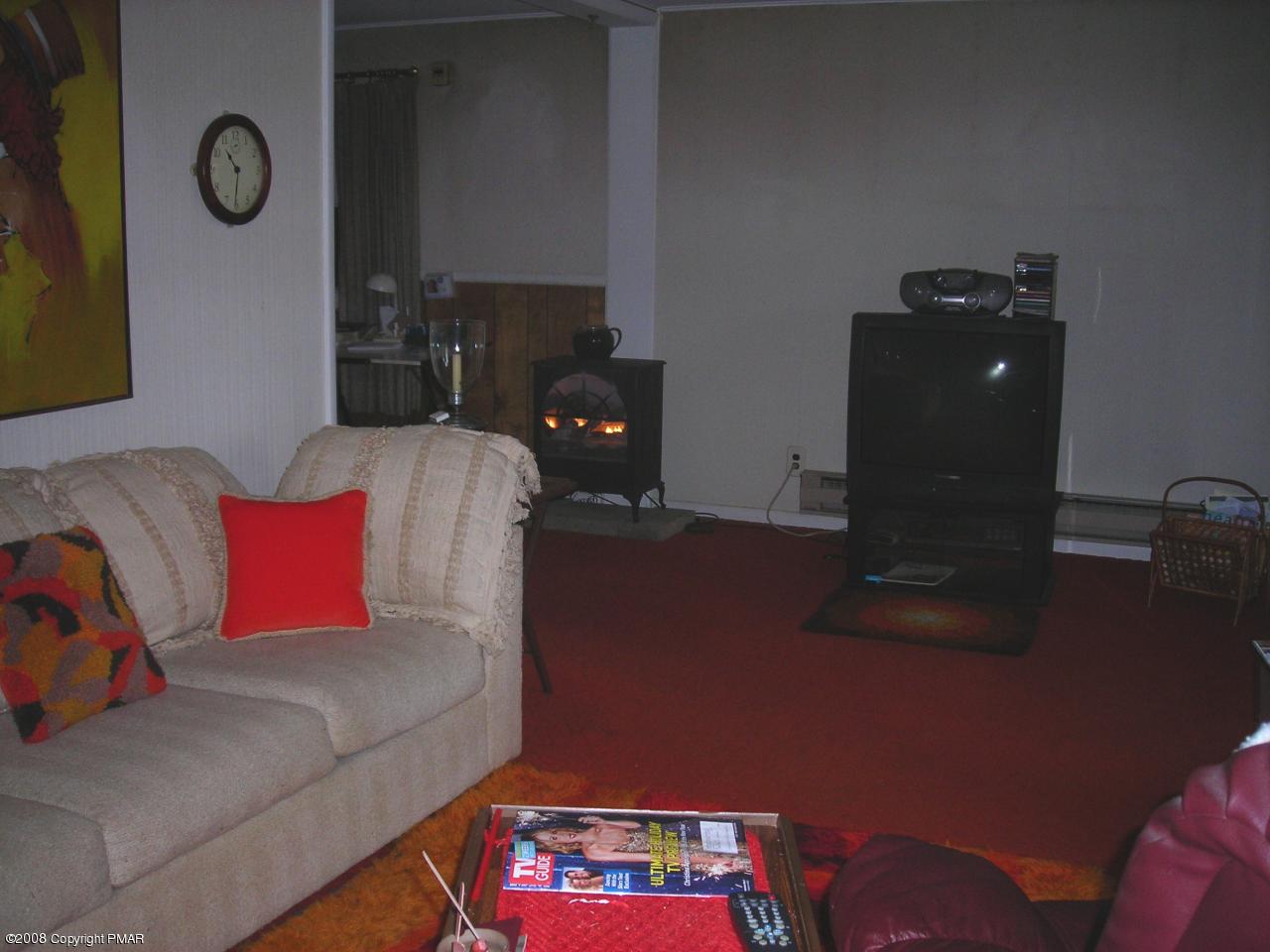 7702 Wigwam Park Road Stroudsburg, PA 18360 - Photo 6 of 8 Living Room