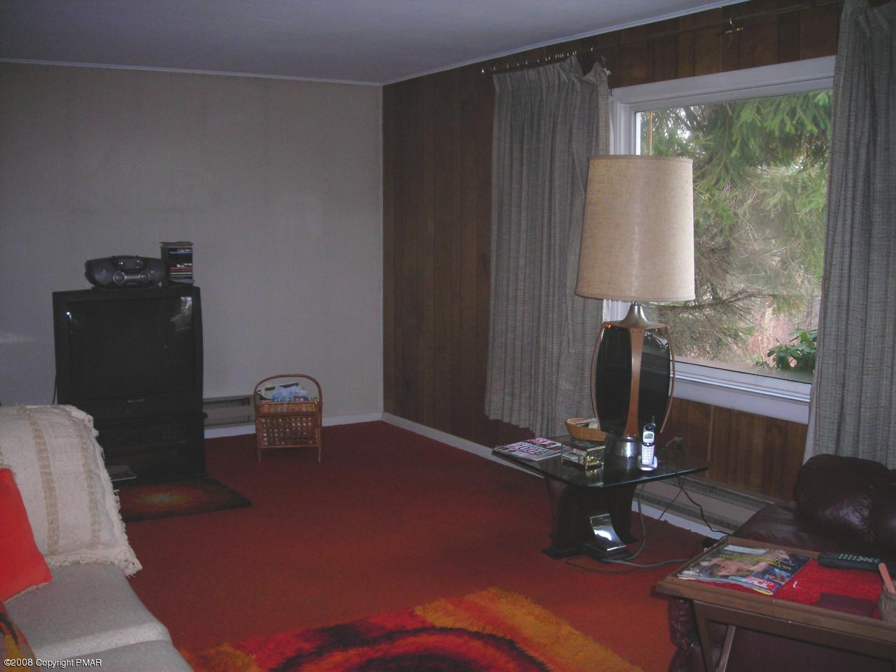 7702 Wigwam Park Road Stroudsburg, PA 18360 - Photo 7 of 8 Living Room