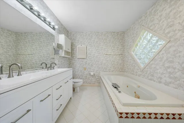 en empty room with windows and ceiling fan