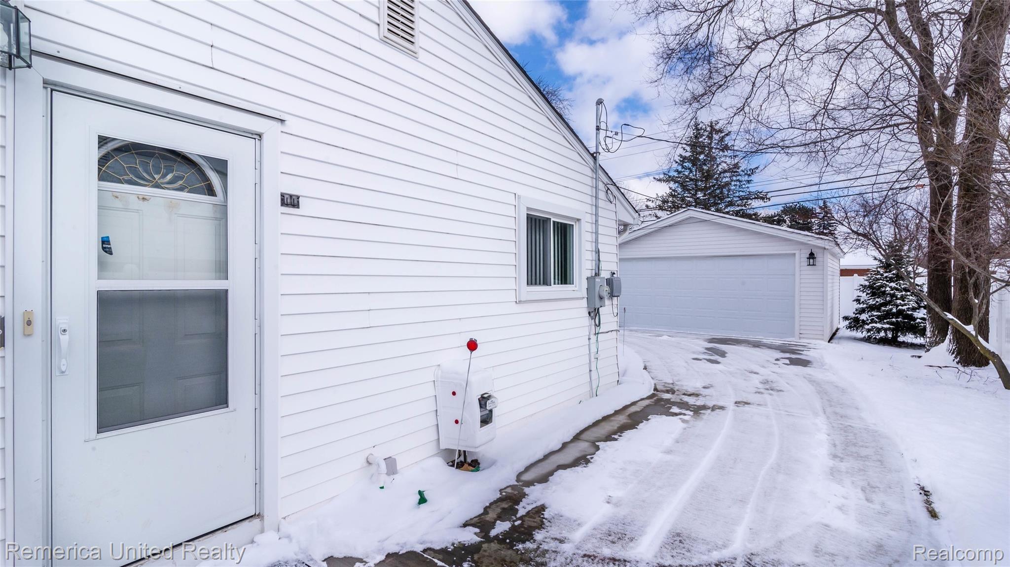 23800 Meadowbrook Road Novi, MI 48375 - Photo 29 of 33 Side Entrance.jpg