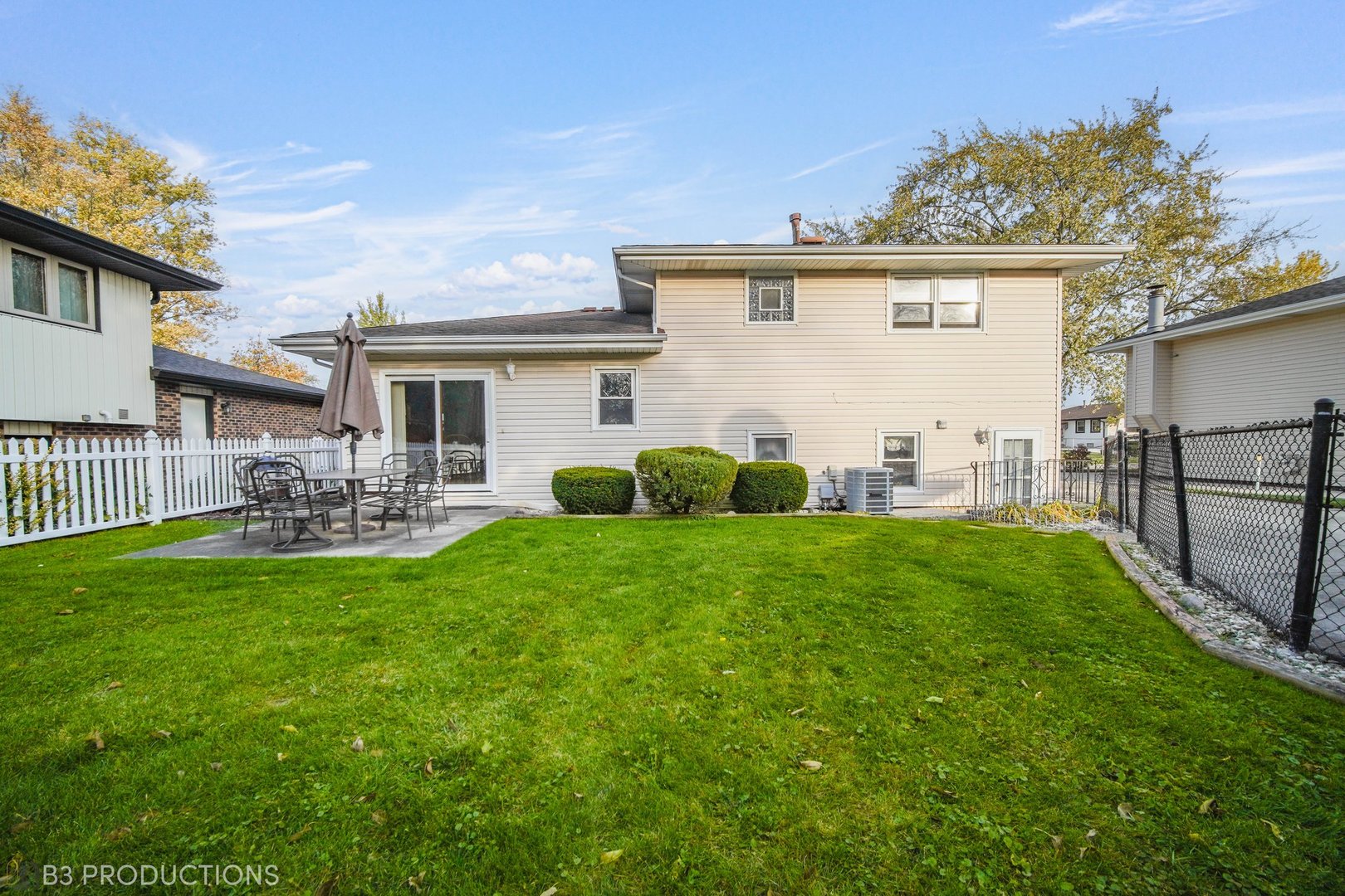 15548 Long Avenue Oak Forest, IL 60452 - Photo 13 of 15 a view of a house with backyard and a garden