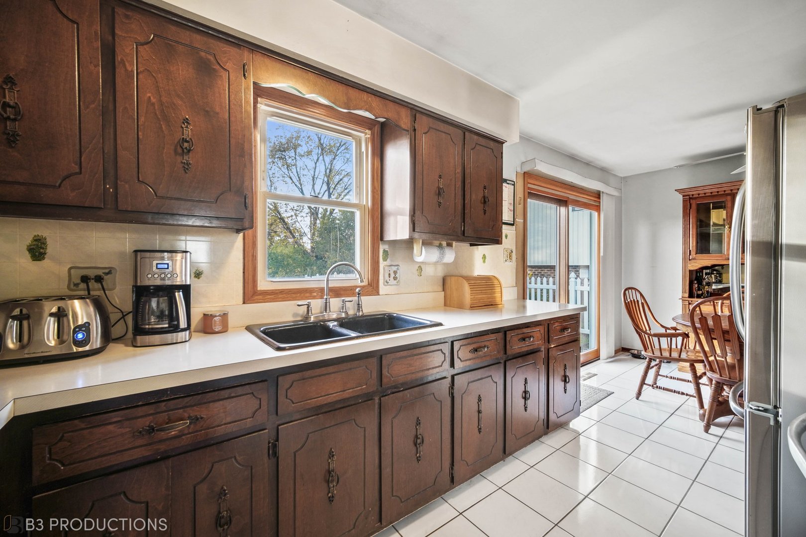 15548 Long Avenue Oak Forest, IL 60452 - Photo 4 of 15 a kitchen with a sink and cabinets