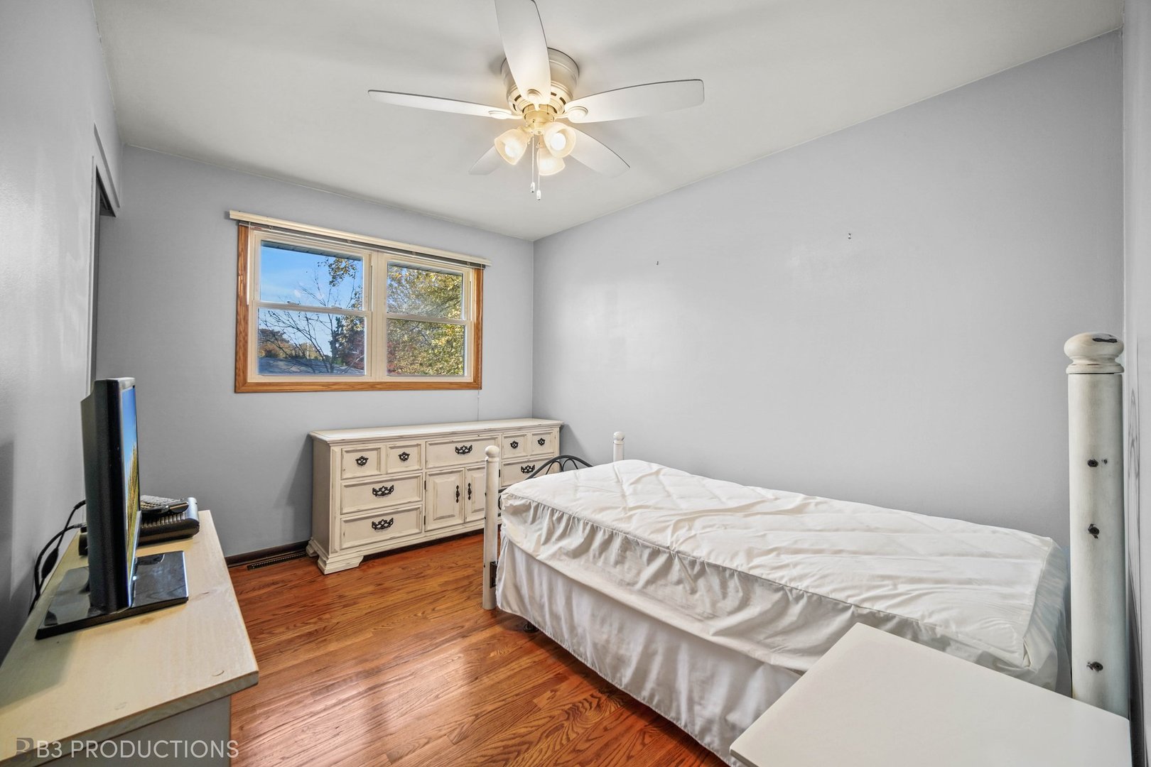 15548 Long Avenue Oak Forest, IL 60452 - Photo 9 of 15 a bedroom with a bed and a desk