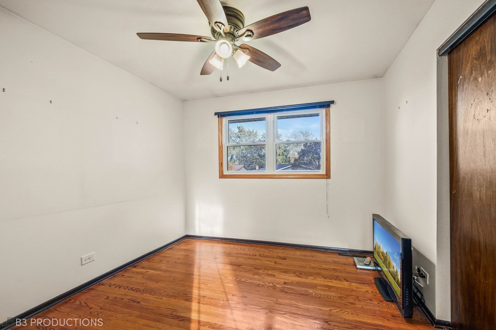 15548 Long Avenue Oak Forest, IL 60452 - Photo 10 of 15 a view of an empty room with wooden floor