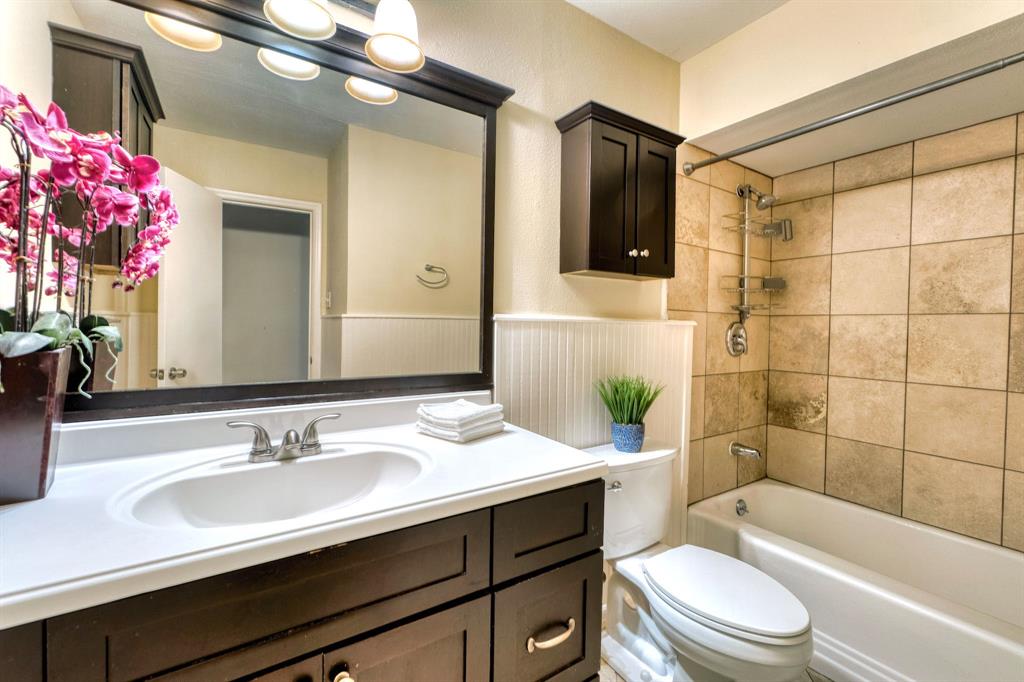 314 Easton Road Dallas, TX 75218 - Photo 11 of 26 a bathroom with a sink a toilet a tub and shower