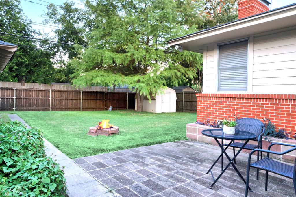 314 Easton Road Dallas, TX 75218 - Photo 23 of 26 a backyard of a house with table and chairs
