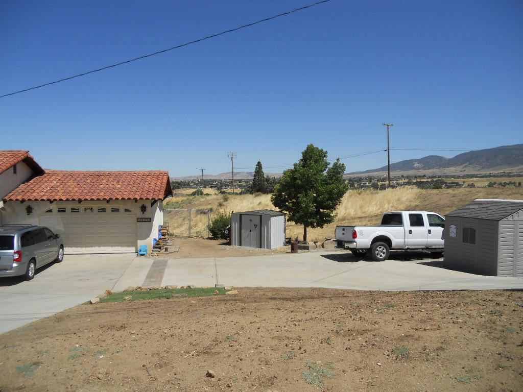 22712 Mariposa Road Tehachapi, CA 93561 - Photo 12 of 21 a view of a cars park in front of house
