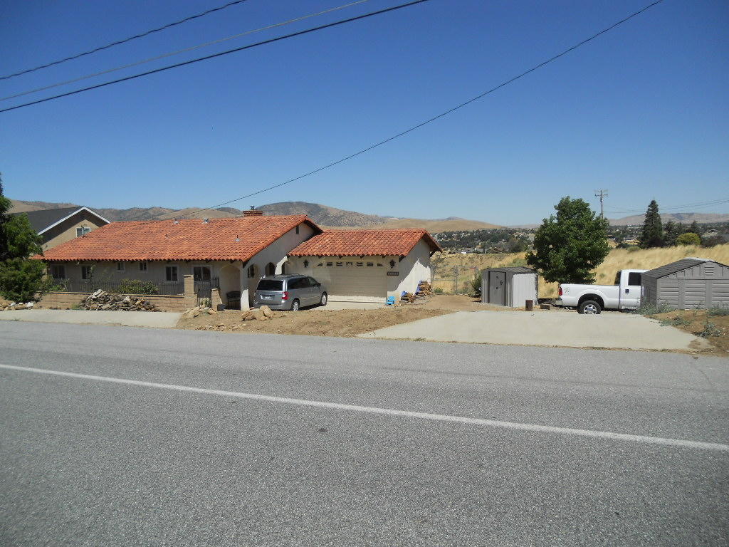 22712 Mariposa Road Tehachapi, CA 93561 - Photo 13 of 21 front view of a house with a street view