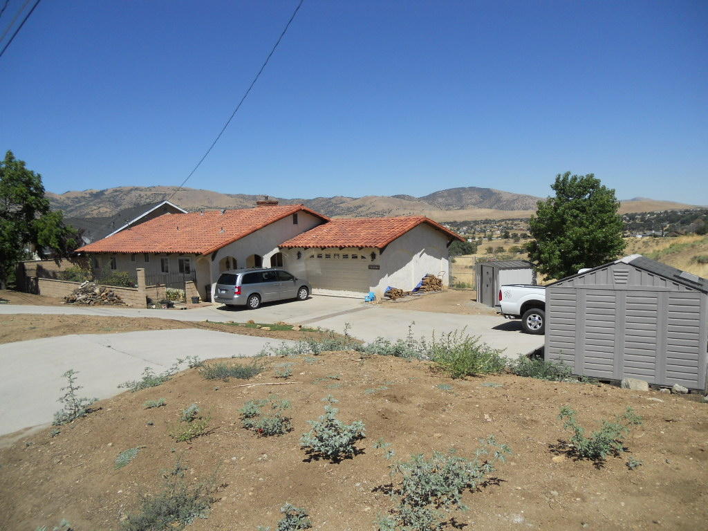 22712 Mariposa Road Tehachapi, CA 93561 - Photo 2 of 21 a front view of a house with a yard