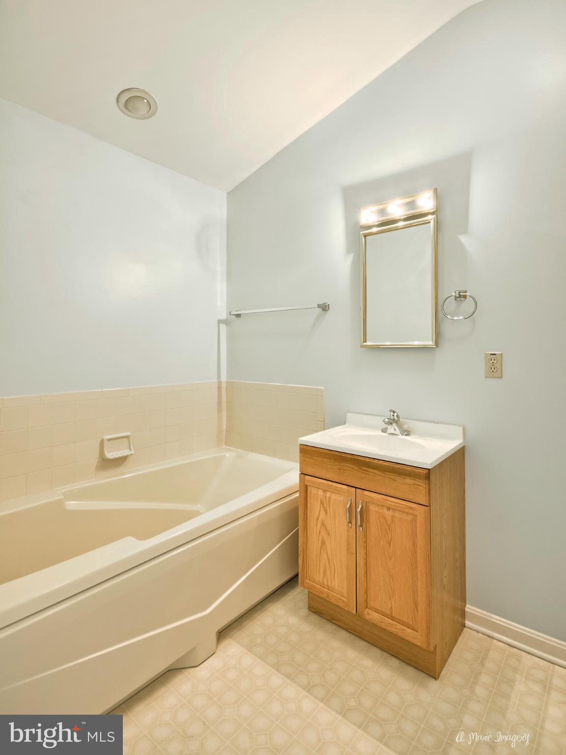 2433 Prentice Court Frederick, MD 21702 - Photo 18 of 30 Bath (Master)