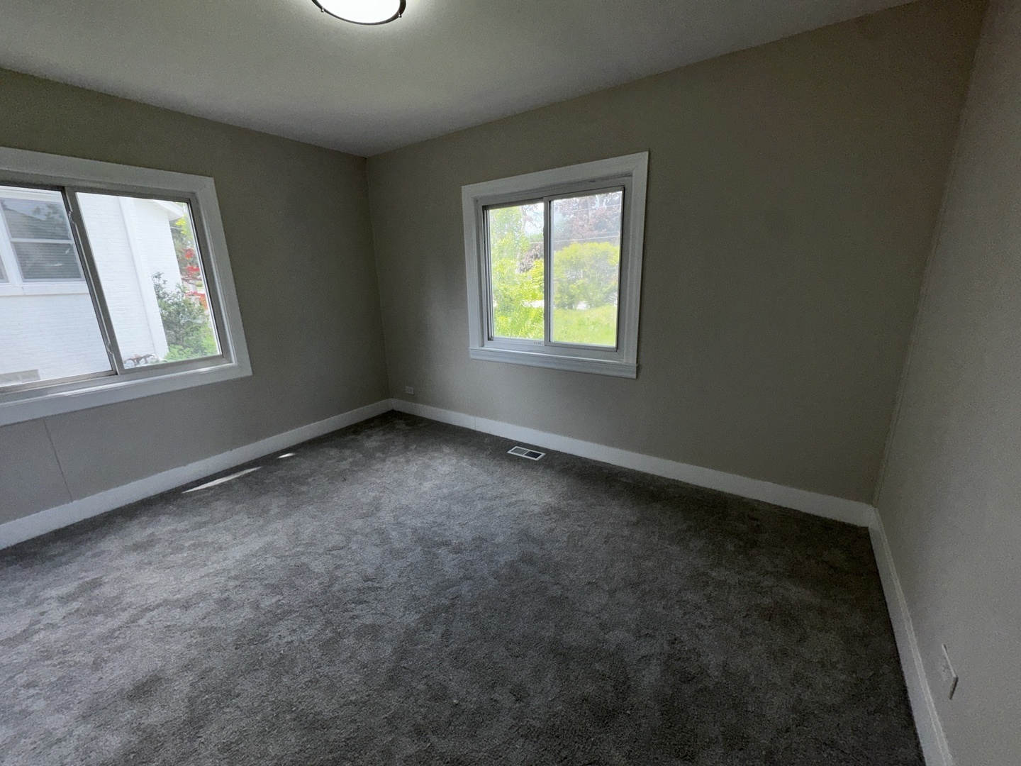 722 East Indiana Street Wheaton, IL 60187 - Photo 4 of 10 an empty room with a window