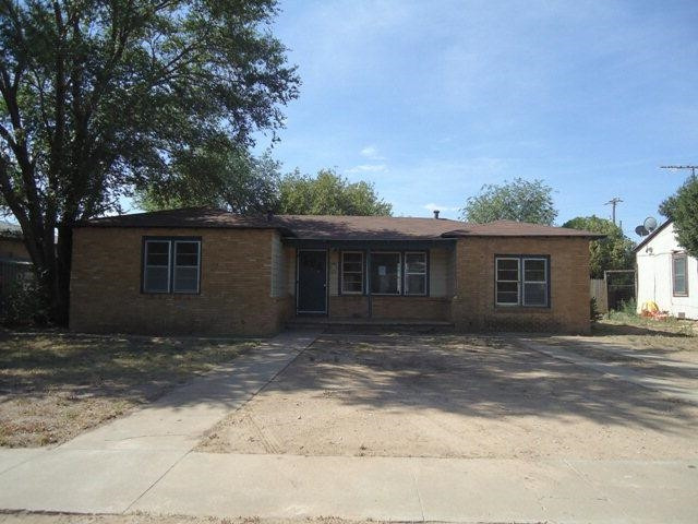 206 16th Street Levelland, TX 79336 - Photo 1 of 8 a house that has a tree in front of it