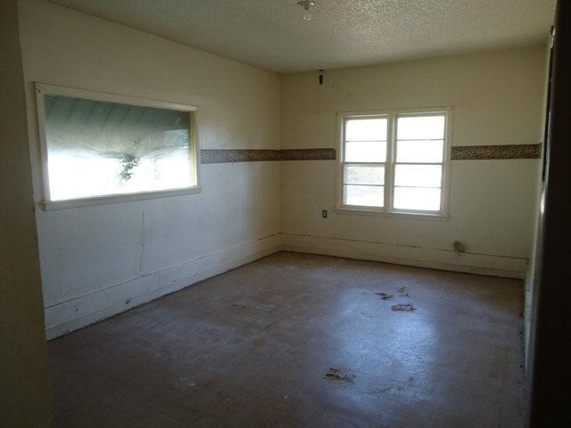 206 16th Street Levelland, TX 79336 - Photo 4 of 8 an empty room with a window