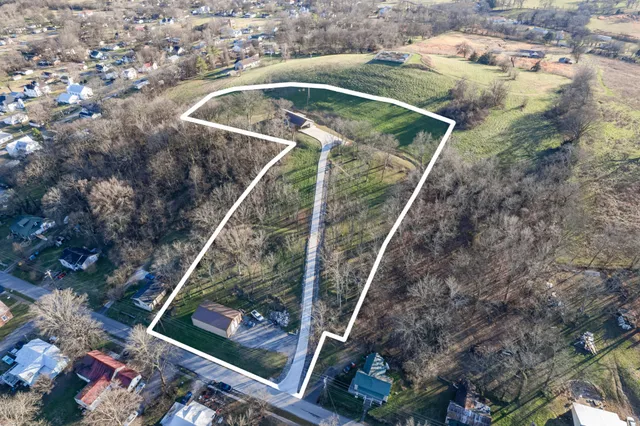 a view of a house with backyard and garden