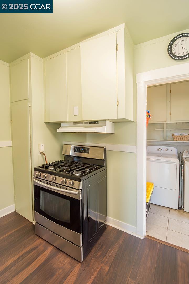 Melrose Heights Oakland, CA 94621 - Photo 18 of 34 a kitchen with a stove and a microwave