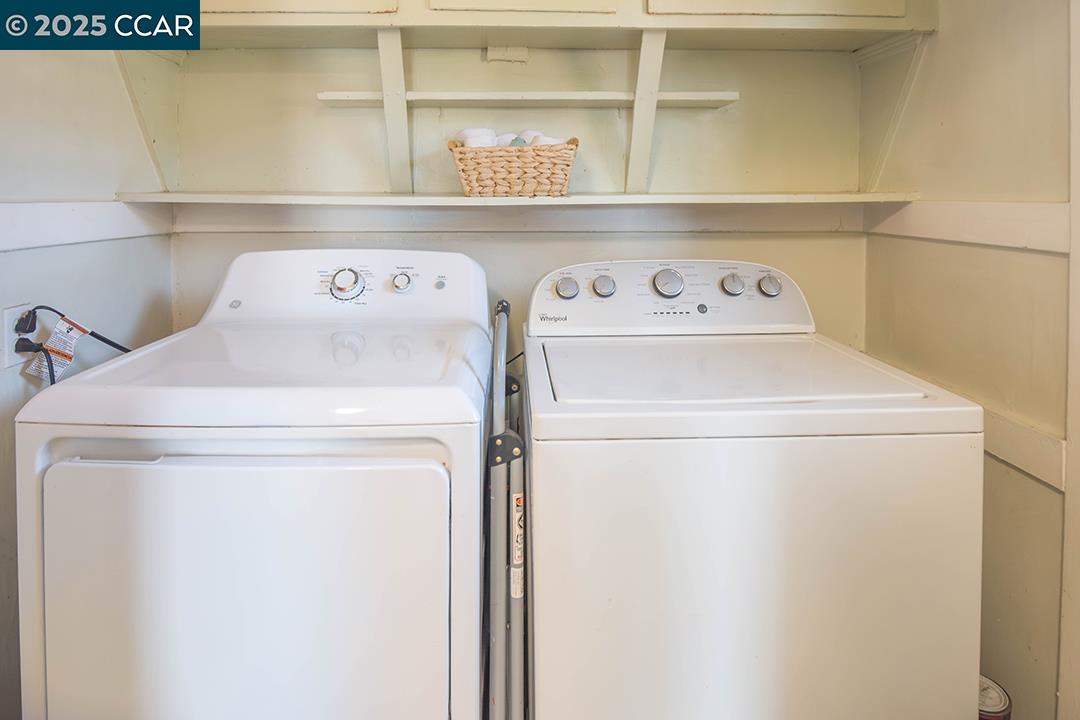 Melrose Heights Oakland, CA 94621 - Photo 22 of 34 a utility room with dryer and washer