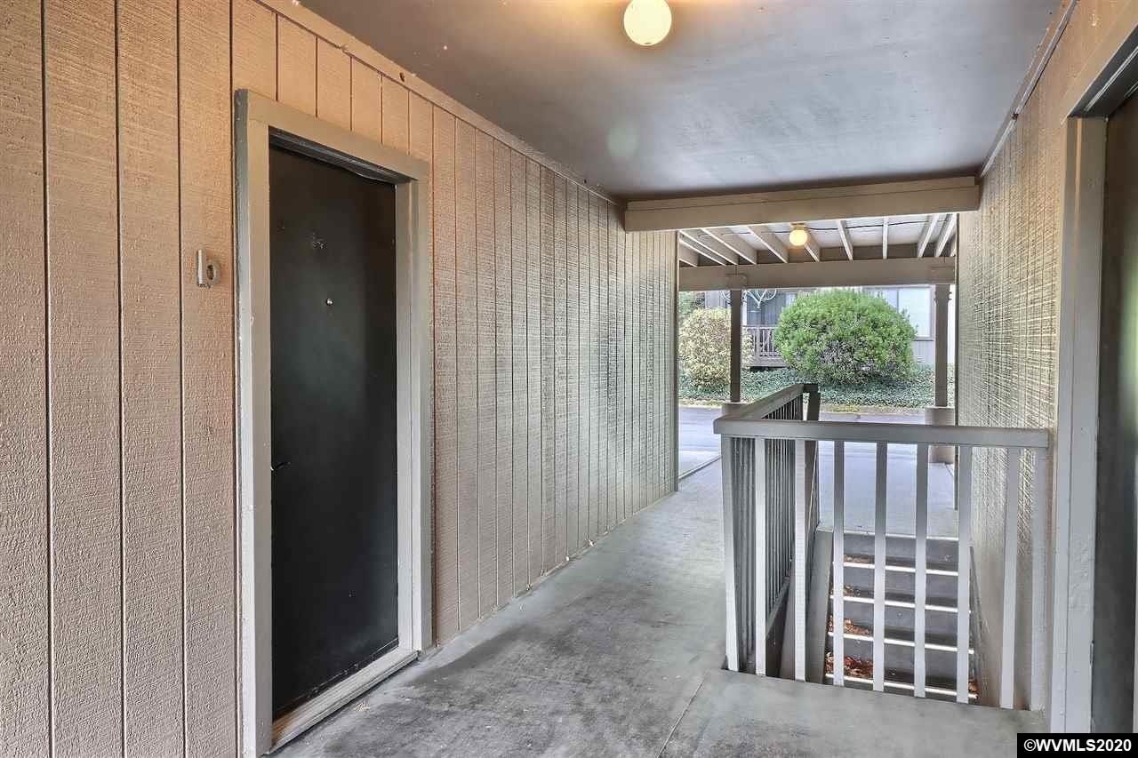 7748 Southwest Barnes Road Portland, OR 97225 - Photo 5 of 24 Gallery Image 5