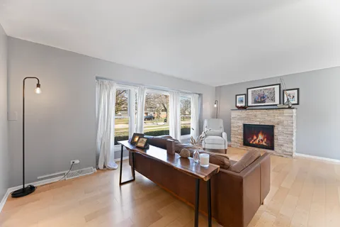 $750,000 | 31 Mulberry E Road, Deerfield, IL 60015