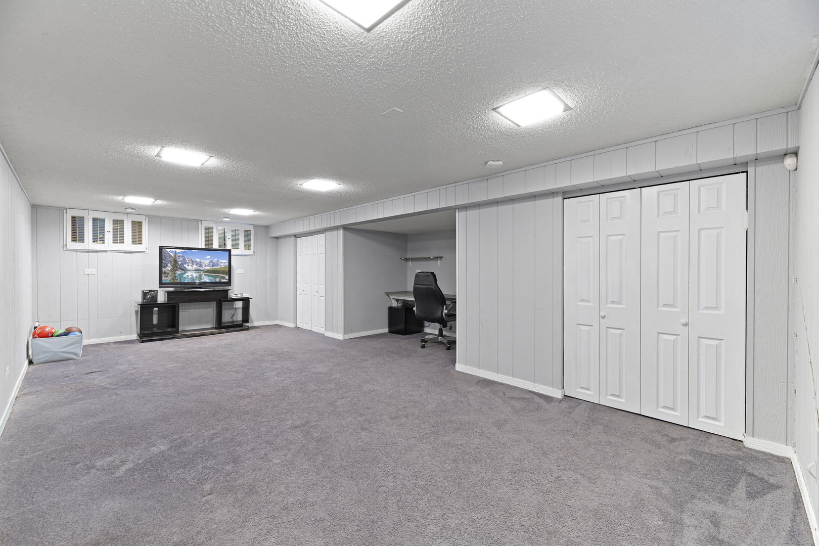 31 Mulberry E Road Deerfield, IL 60015 - Photo 22 of 32 a view of a livingroom with furniture and a ceiling fan