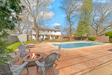 $750,000 | 31 Mulberry E Road, Deerfield, IL 60015