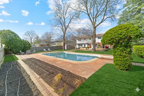 $750,000 | 31 Mulberry E Road, Deerfield, IL 60015