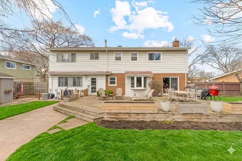 $750,000 | 31 Mulberry E Road, Deerfield, IL 60015