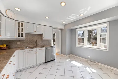 $750,000 | 31 Mulberry E Road, Deerfield, IL 60015