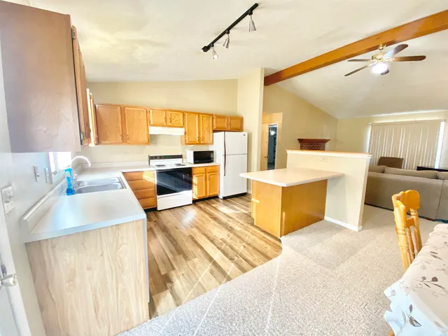 $184,900 | 208 Enterprise Street, Lynn, IN 47355