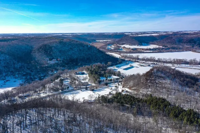 $599,000 | 28890 County 25 South, Peterson, MN 55962